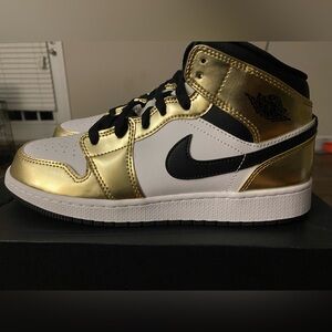 Air Jordan 1 Mid SE GS 'Metallic Gold'